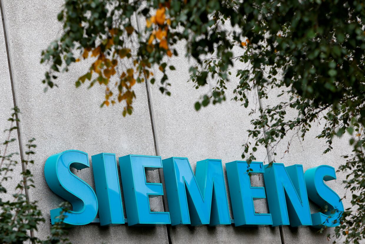 Логотип Siemens в штаб-квартире компании в Эрлангене, Германия