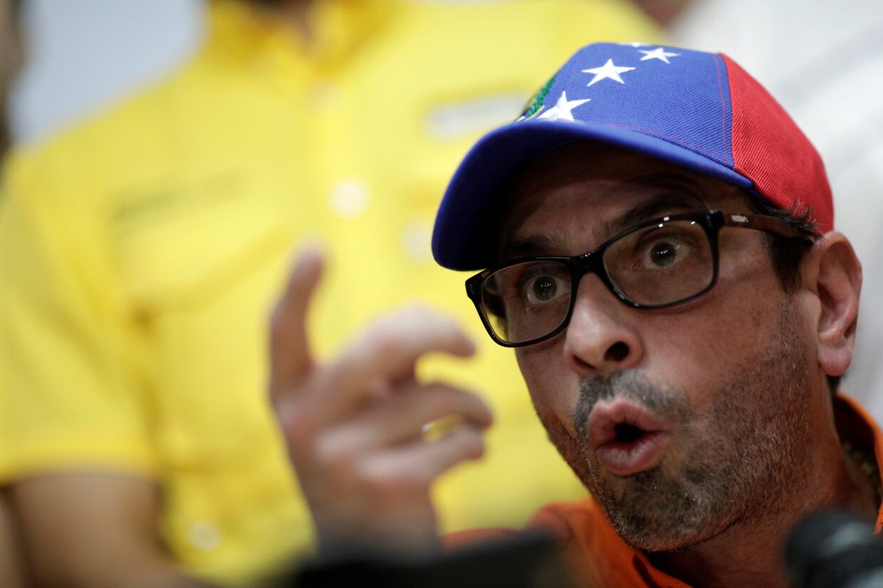 Лидер оппозиции Энрике Каприлес во время пресс-конференции в Каракасе, Венесуэла
