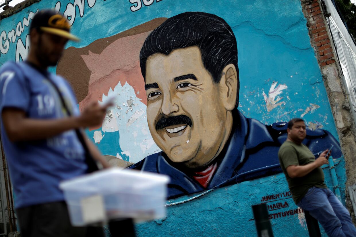 Портрет президента Венесуэлы Николаса Мадуро в Каракасе