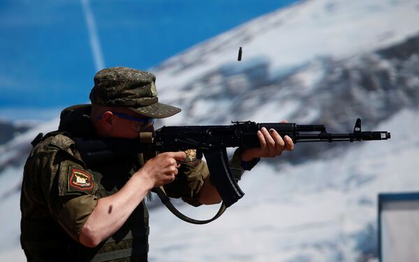 Российский военнослужащий стреляет из АК-74 во время соревнований по стрельбе в поселке Алабино под Москвой