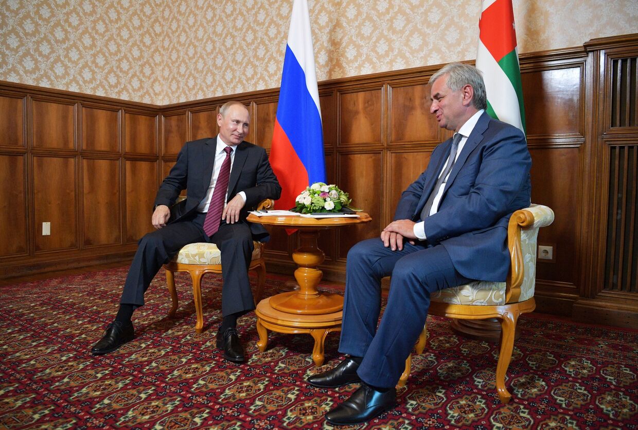 Президент РФ Владимир Путин и президент Республики Абхазия Рауль Хаджимба