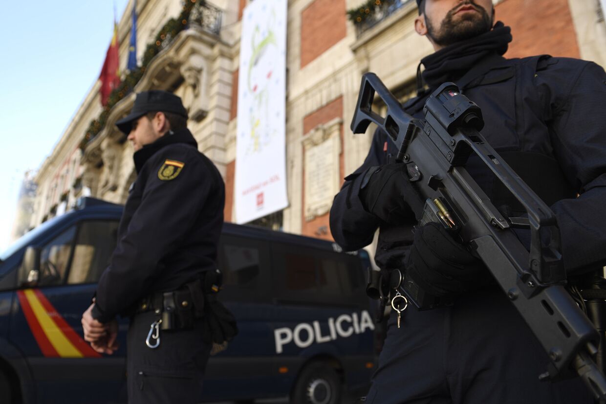 Испанский полицейский на улице Мадрида