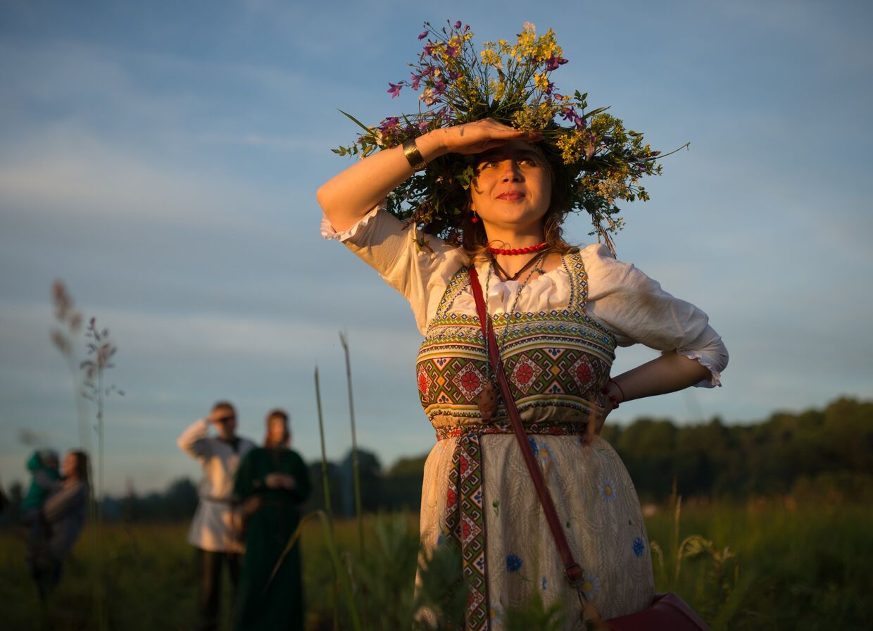 Участники языческого праздника летнего солнцестояния Ивана Купала на капище в Серпуховском районе Московской области