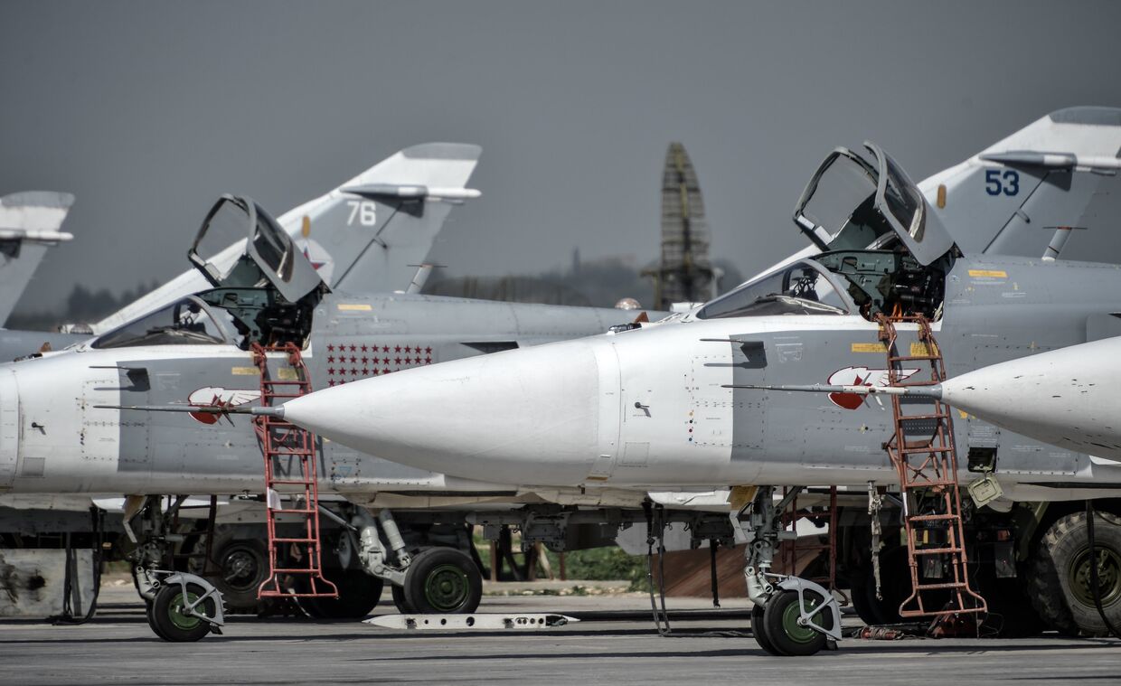 Российские фронтовые бомбардировщики Су-24 на авиабазе Хмеймим в сирийской провинции Латакия