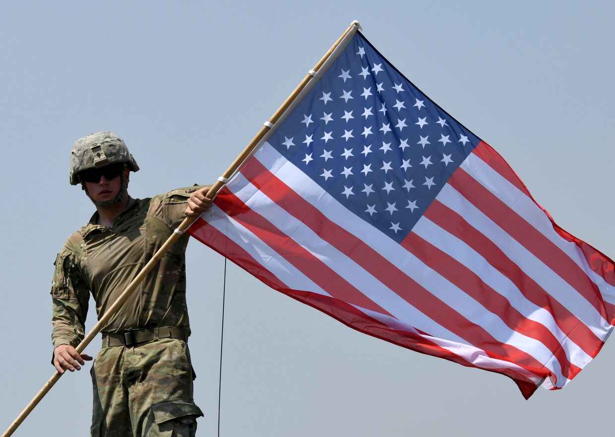 Американский солдат во время официальной церемонии закрытия учений НАТО Noble Partner