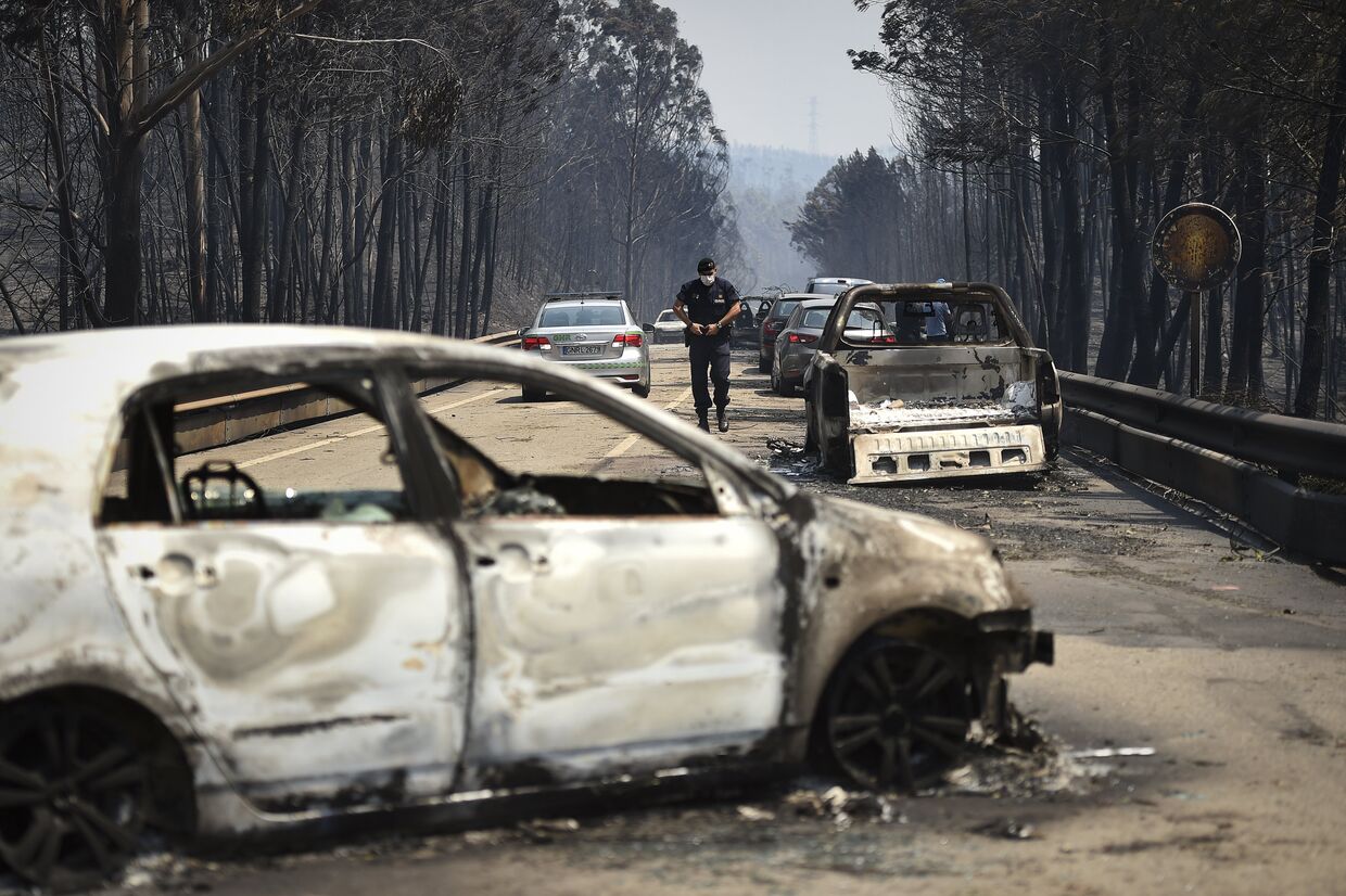 Автомобили, пострадавшие от лесного пожара в Португалии