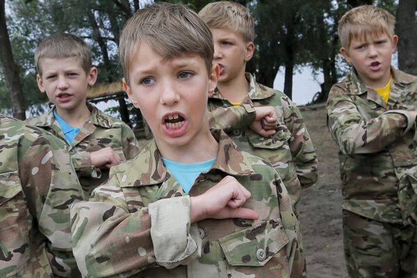 Дети в военизированном детском лагере на Украине