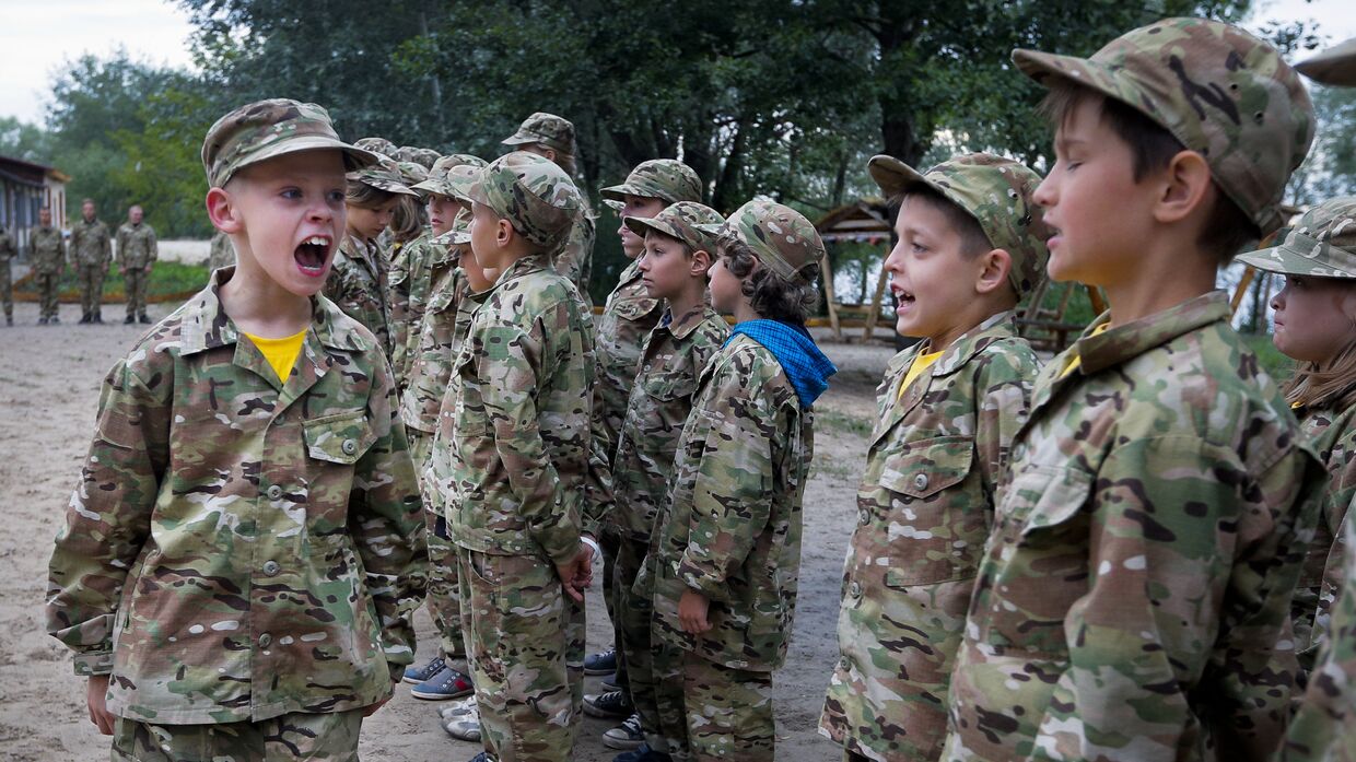 Дети в военизированном детском лагере на Украине