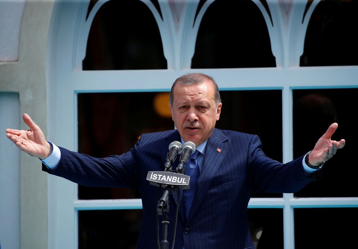 Президент Турции Тайип Эрдоган выступает с речью в Стамбуле