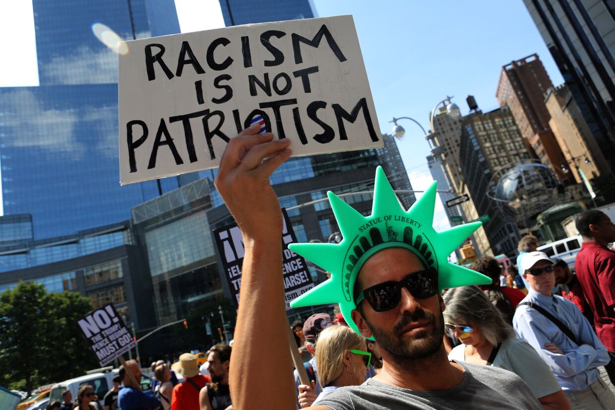 Акция протеста против белых националистов в Нью-Йорке