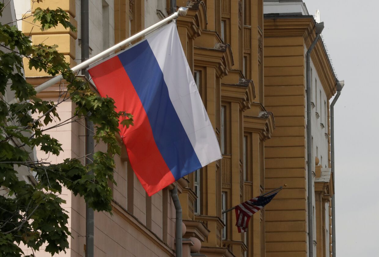 Флаг РФ на здании посольства США в Москве