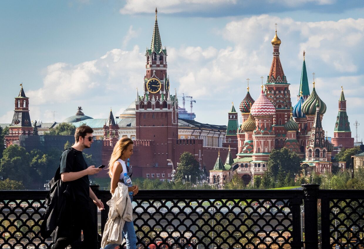Вид на московский Кремль с Большого Устьинского моста