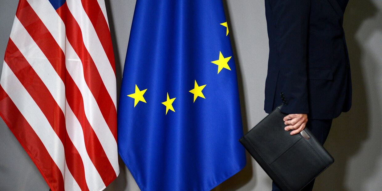 Флаги США и Европейского совета в Брюсселе