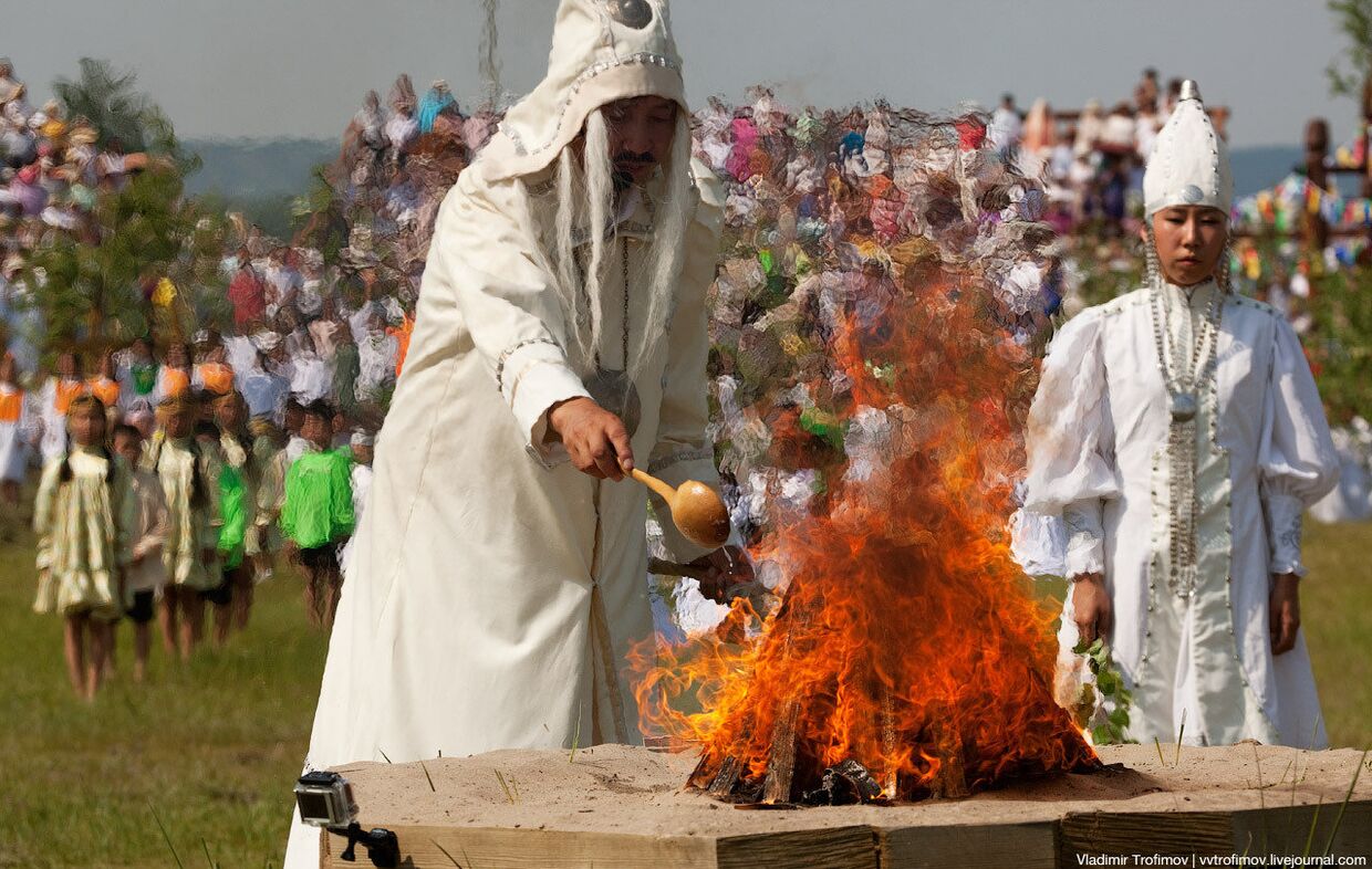 Обряд кормления огня на праздновании якутского нового года (Ысыах)