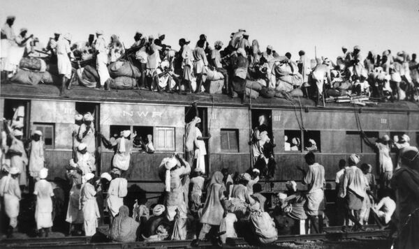 Беженцы-мусульмане пытаются бежать из Индии на поезде недалеко от Нью-Дейли