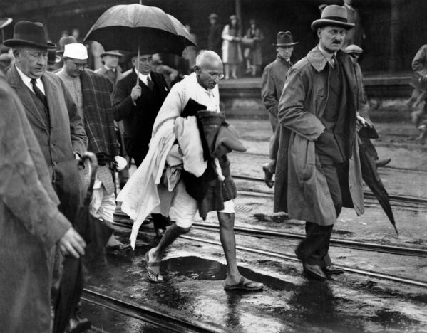 Махатма Ганди в сопровождении своих сторонников в английском Фолкстоне
