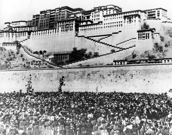 Акция протеста против китайских репрессий у резиденции Далай-Ламы в Лхасе