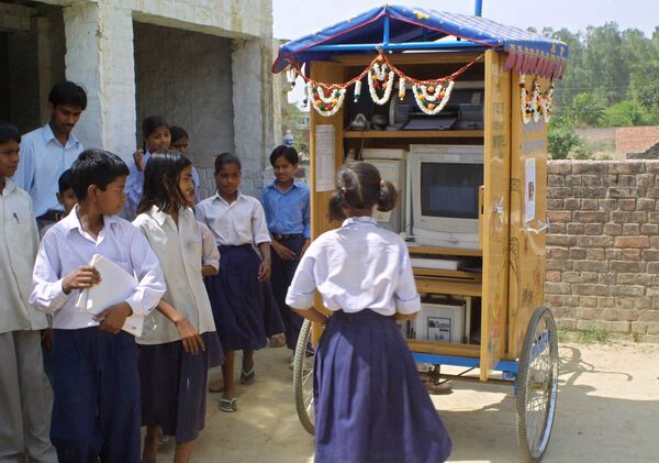 Школьники возле мобильного интернет-класса в индийском штате Уттар-Прадеш