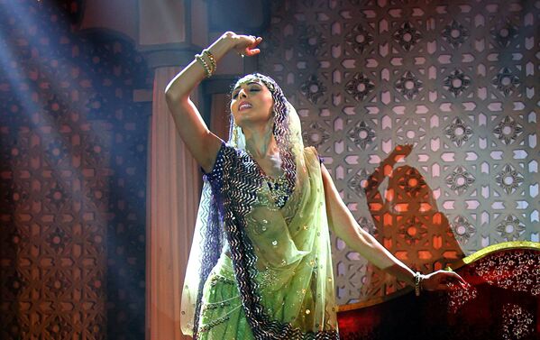 Индийская актриса исполняет танец в Мумбаи