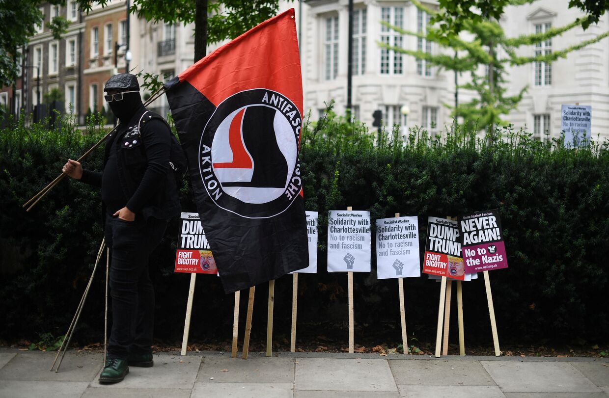 Антифашистская акция протеста у посольства США в Лондоне