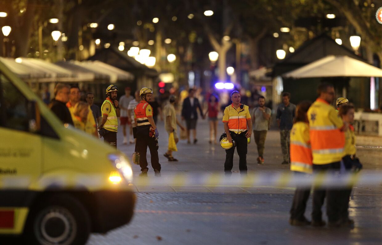 Полиция на месте наезда микроавтобуса на пешеходов в Барселоне