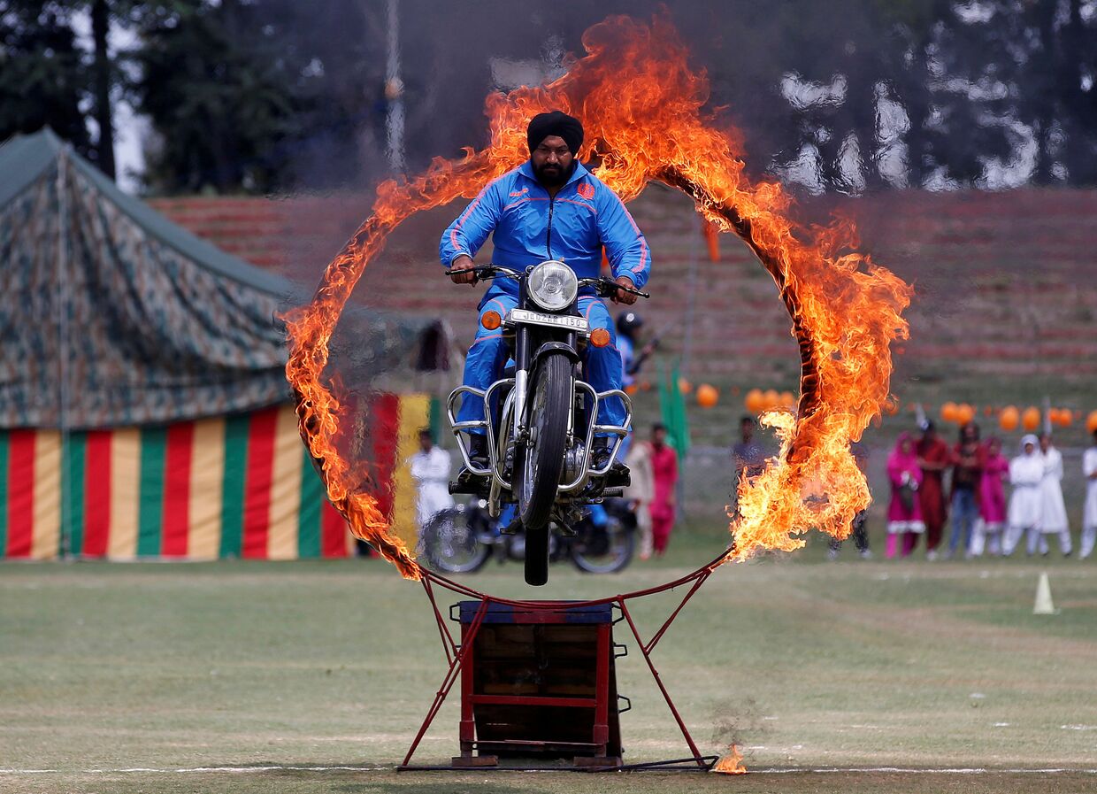 Полицейский выполняет трюк во время празднования Дня независимости Индии
