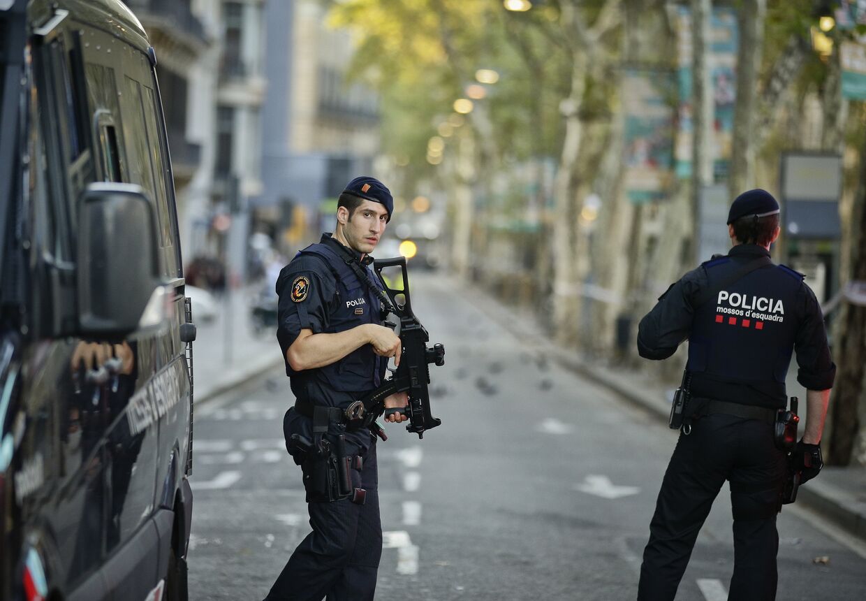 Полицейский патруль на улице Лас-Рамблас в Барселоне