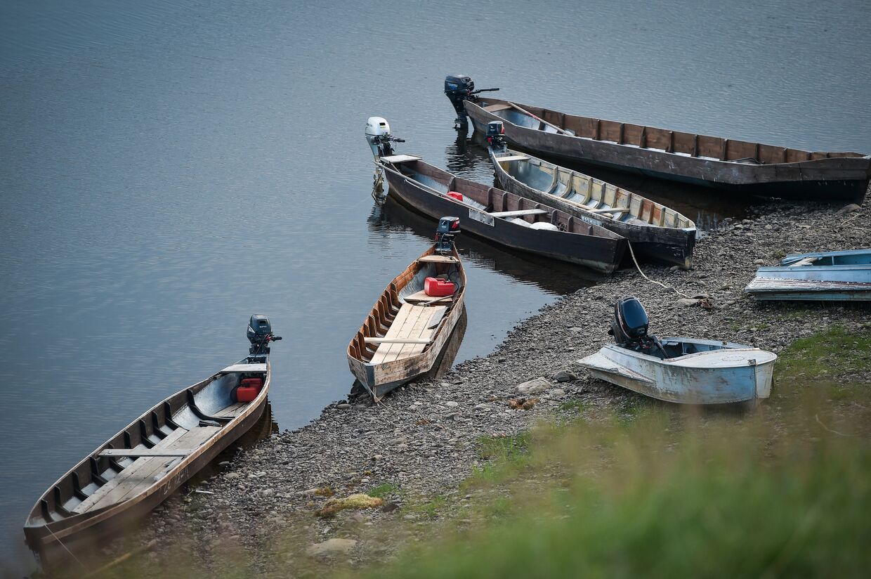Лодки на берегу деревни Еремеево Троицко-Печорского района Республики Коми