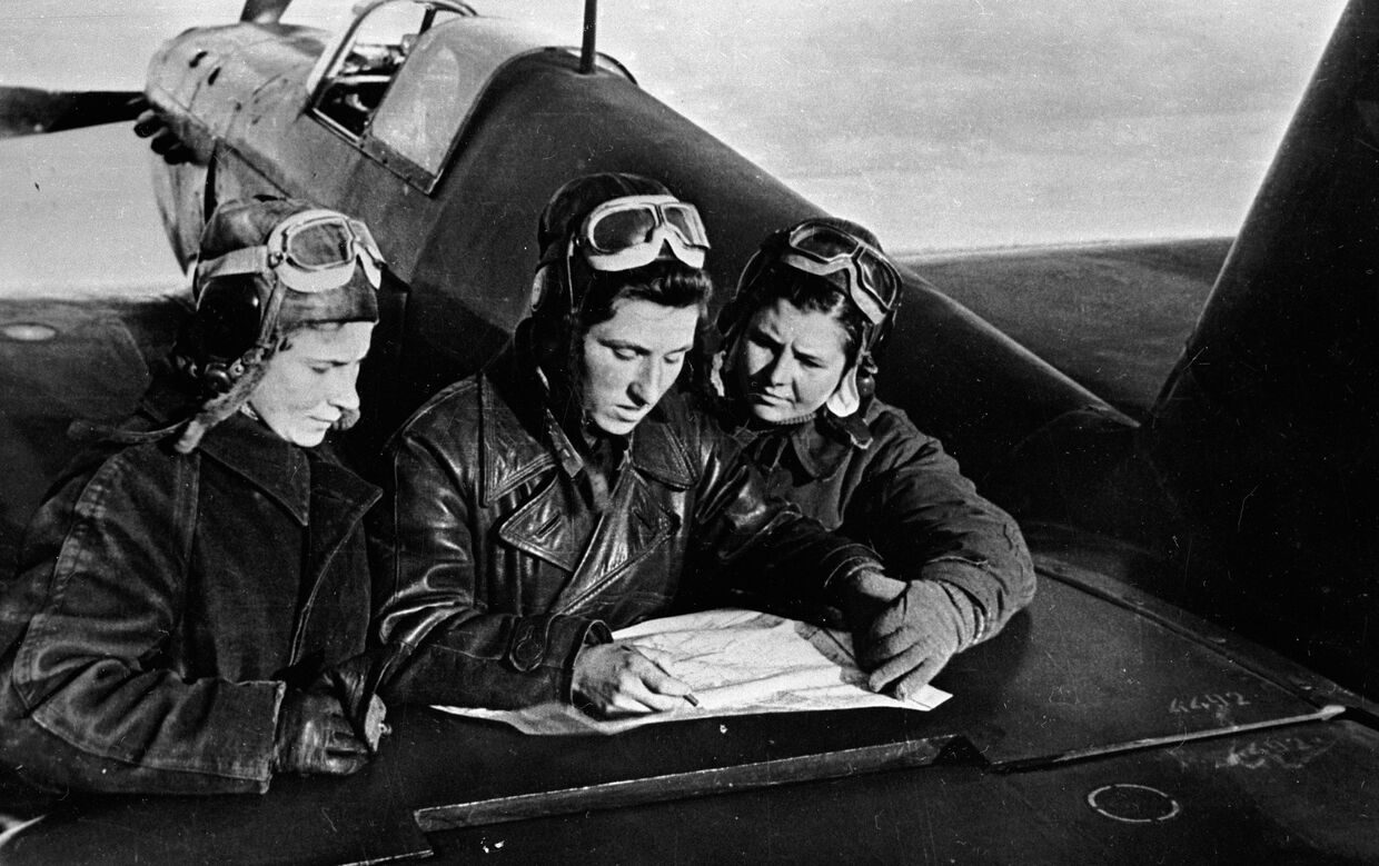 Летчицы 586 истребительного авиационного полка Лиля Литвяк, Катя Буданова, Маша Кузнецова у самолета ЯК-1. 1943 год