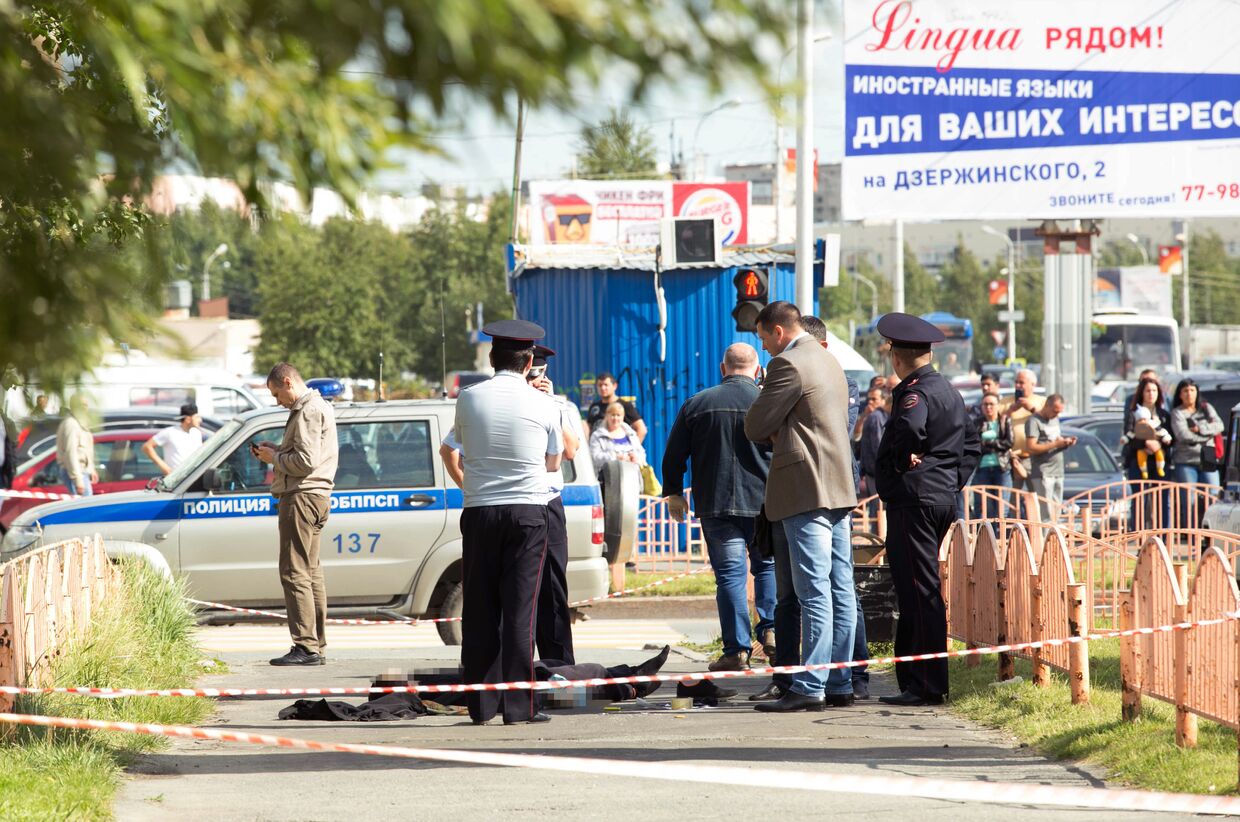 Сотрудники правоохранительных органов работают в центре города Сургута на месте, где неизвестный мужчина напал с ножом на людей и ранил несколько человек.  19 августа 2017