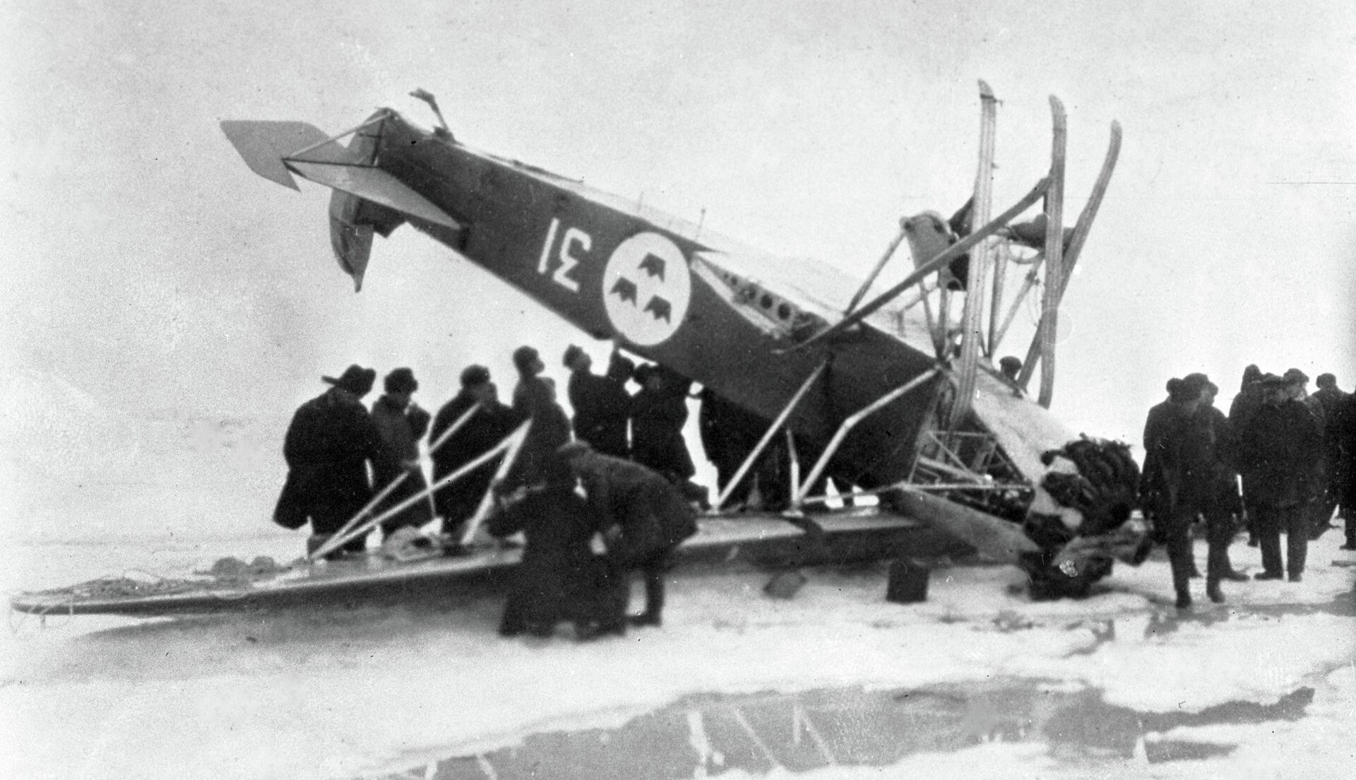 Экспедиция нобеля. Умберто нобиле с собакой. Умберто нобиле дирижабль италия. Умбертьо ноибел титина собачка. Умберто нобиле дирижабль италия.