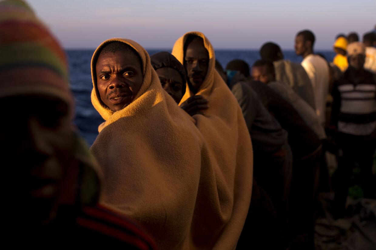 Мигранты на испанском спасательном судне в Средиземном море