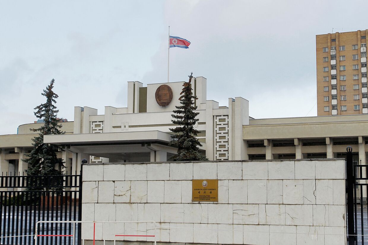 Государственный флаг приспущен над зданием посольства КНДР в Москве