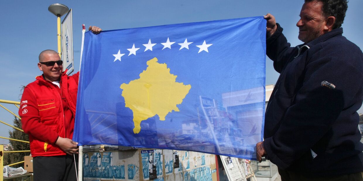 Жители Приштины с флагом самопровозглашенной респупблики Косово