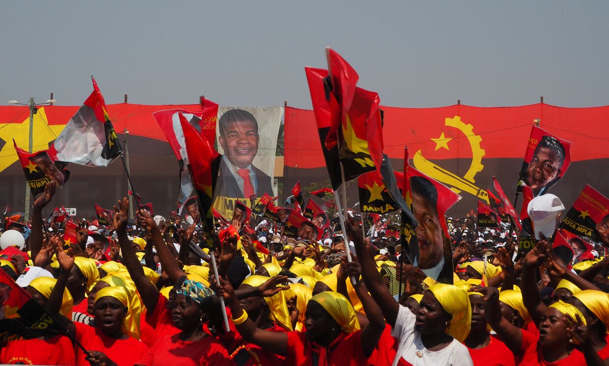 Сторонники кандидата в президенты Анголы Жоао Лоренса на предвыборном митинге