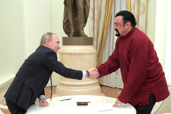 Президент РФ Владимир Путин и американский актер во время встречи в Кремле Президент РФ Владимир Путин и американский актер во время встречи в Кремле