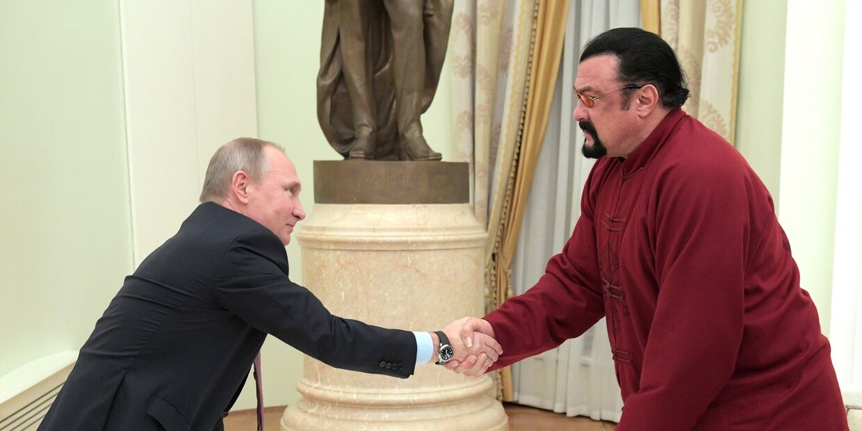 Президент РФ Владимир Путин и американский актер во время встречи в Кремле