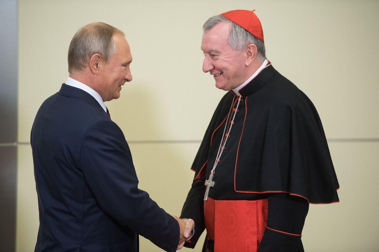 Президент РФ В. Путин встретился с госсекретарём Ватикана П. Паролином