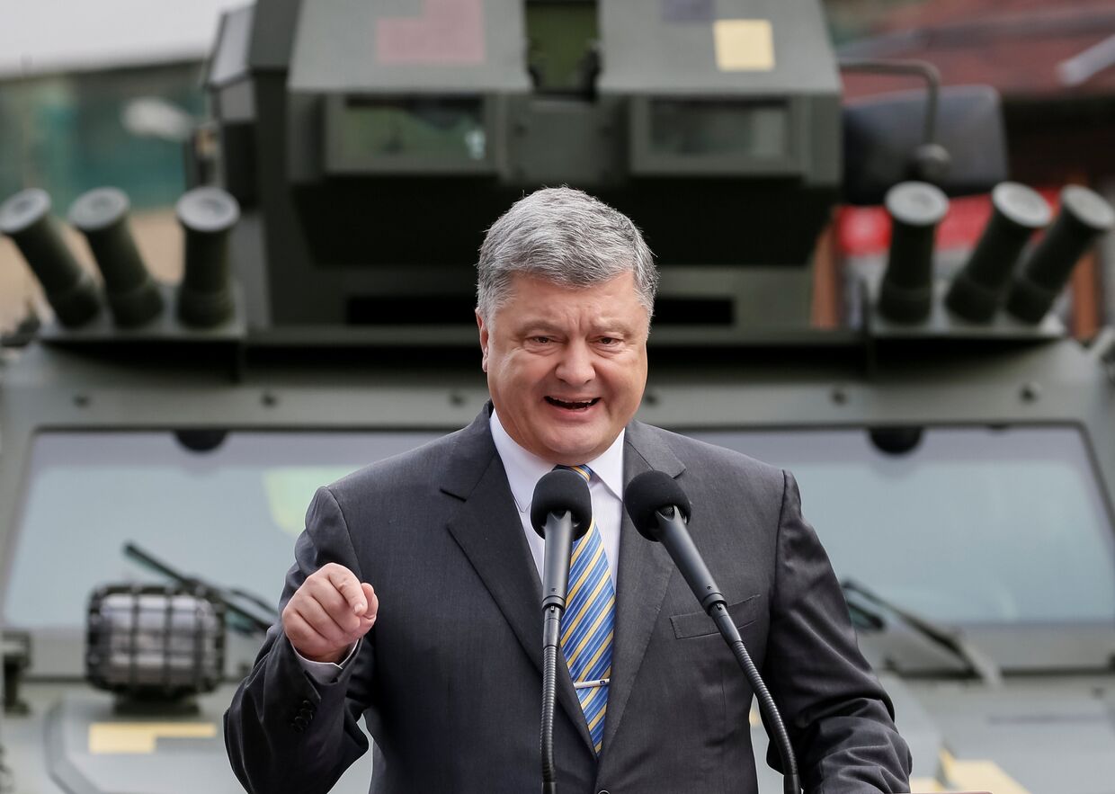 Президент Украины Петр Порошенко во время визита на выставку украинской военной техники в Киеве