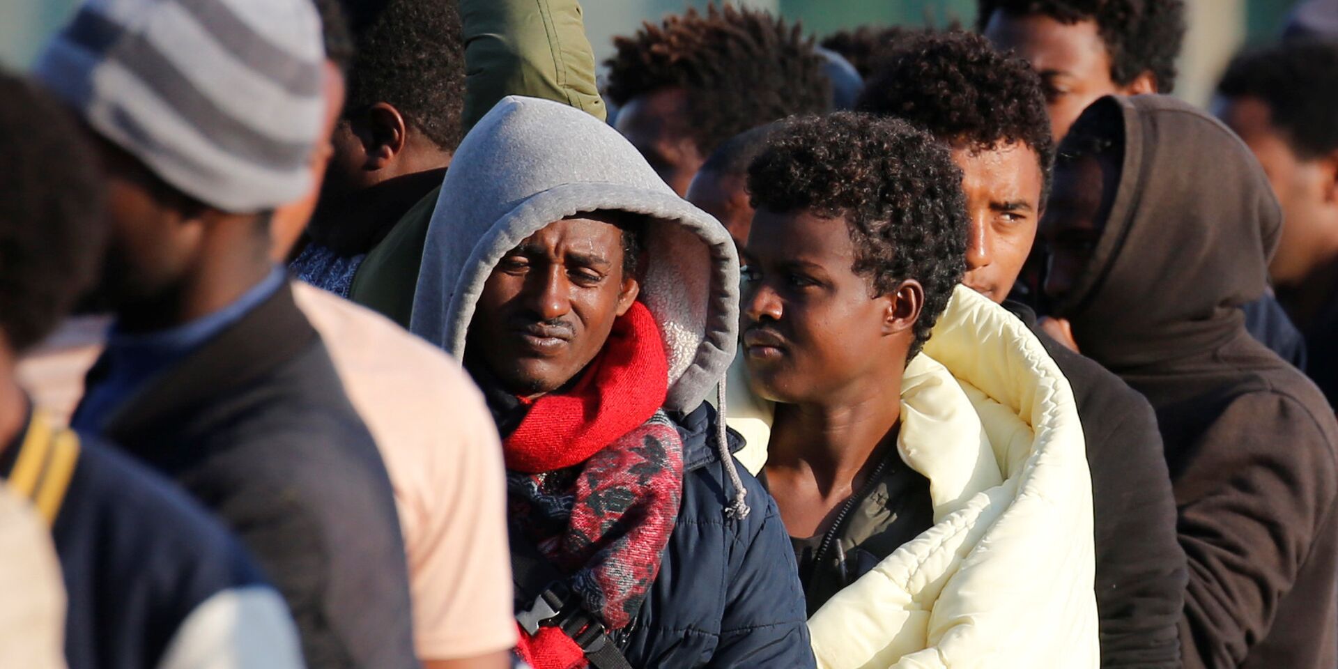 Мигранты из Эфиопии и Эритреи во время распределения продовольствия в Кале - ИноСМИ, 1920, 23.04.2026