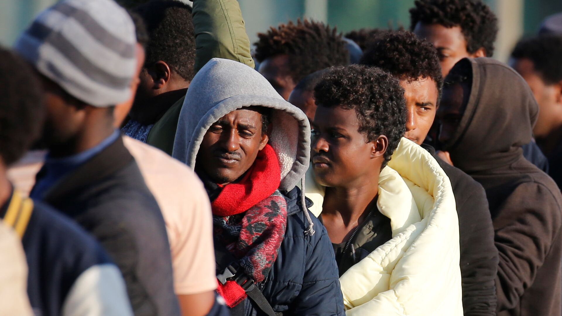 Мигранты из Эфиопии и Эритреи во время распределения продовольствия в Кале - ИноСМИ, 1920, 23.04.2026