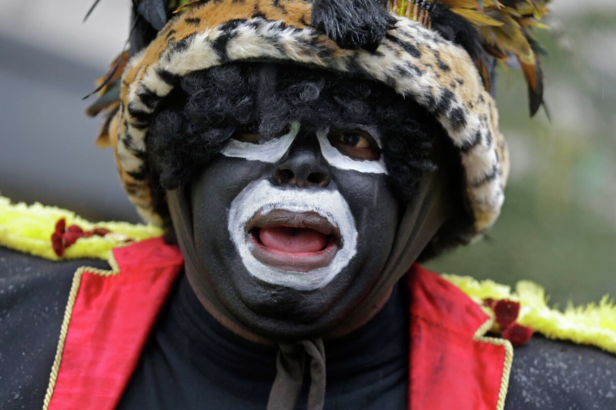 Представитель племени Зулу на фестивале Марди Гра в Новом Орлеане, США