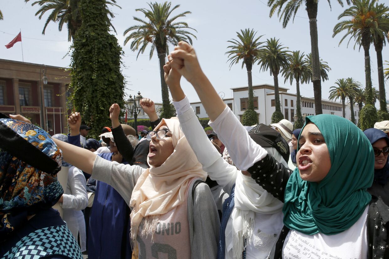 Женщины кричат ​​перед марокканским парламентом во время демонстрации против коррупции в правительстве. 11 июня 2017 года