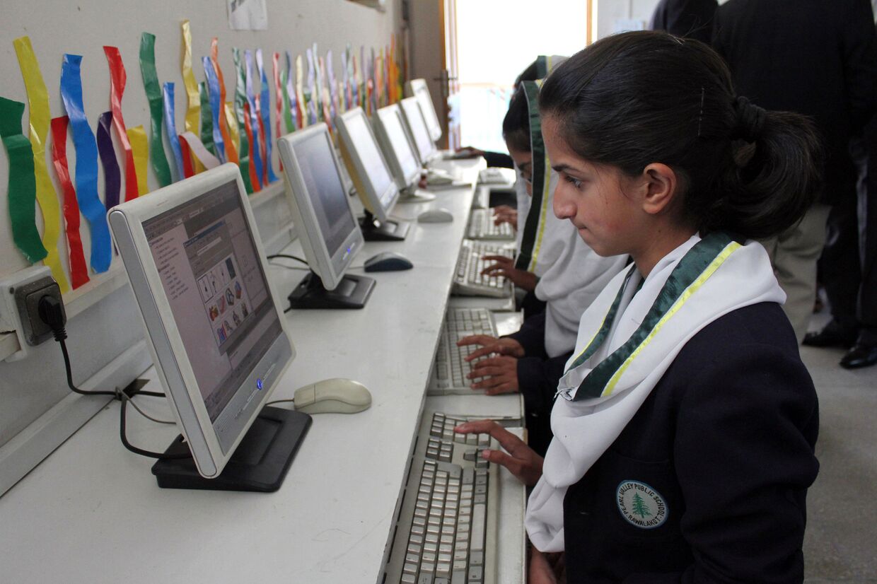 Пакистанские школьники на уроке информатики
