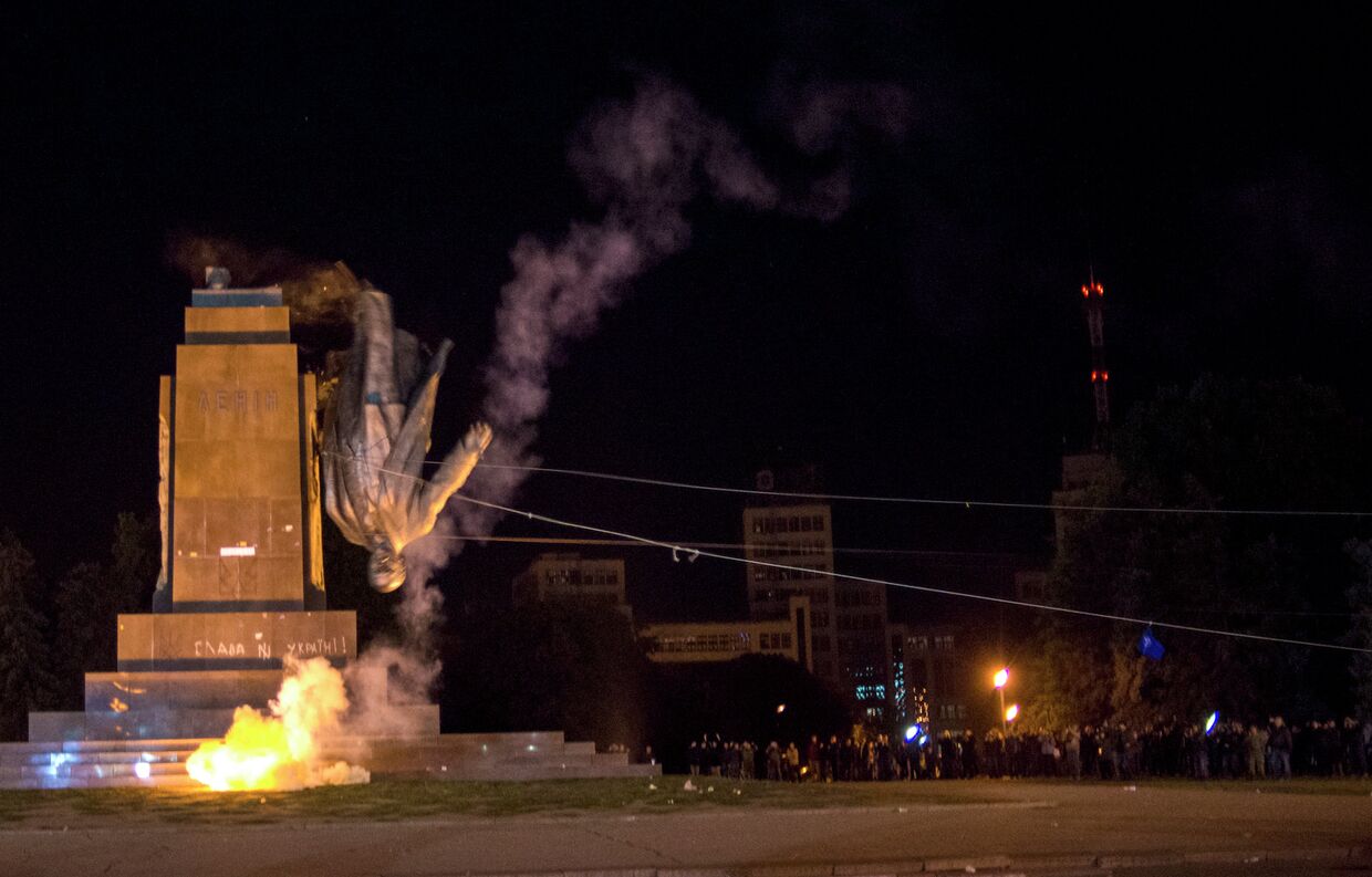 Снос памятника Ленину в Харькове