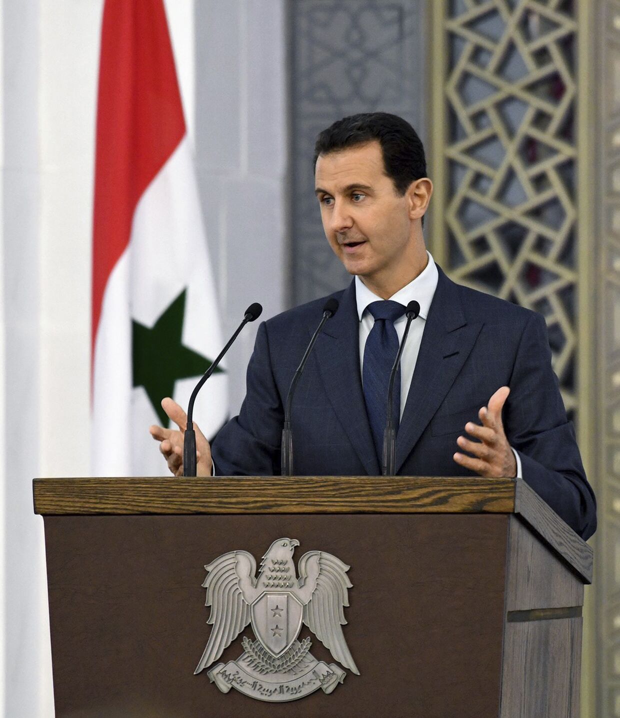 Президент Сирии Башар Асад выступает перед димломатами в Дамаске