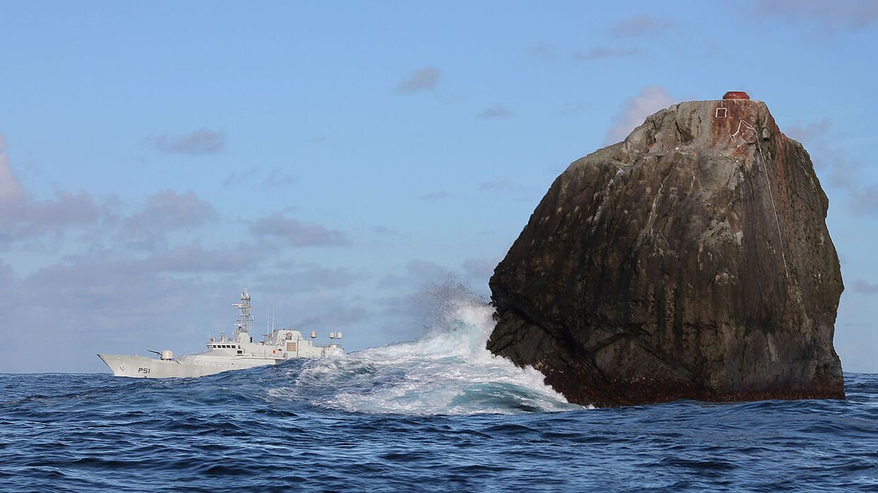 Необитаемая скала в Атлантическом океане Роколл