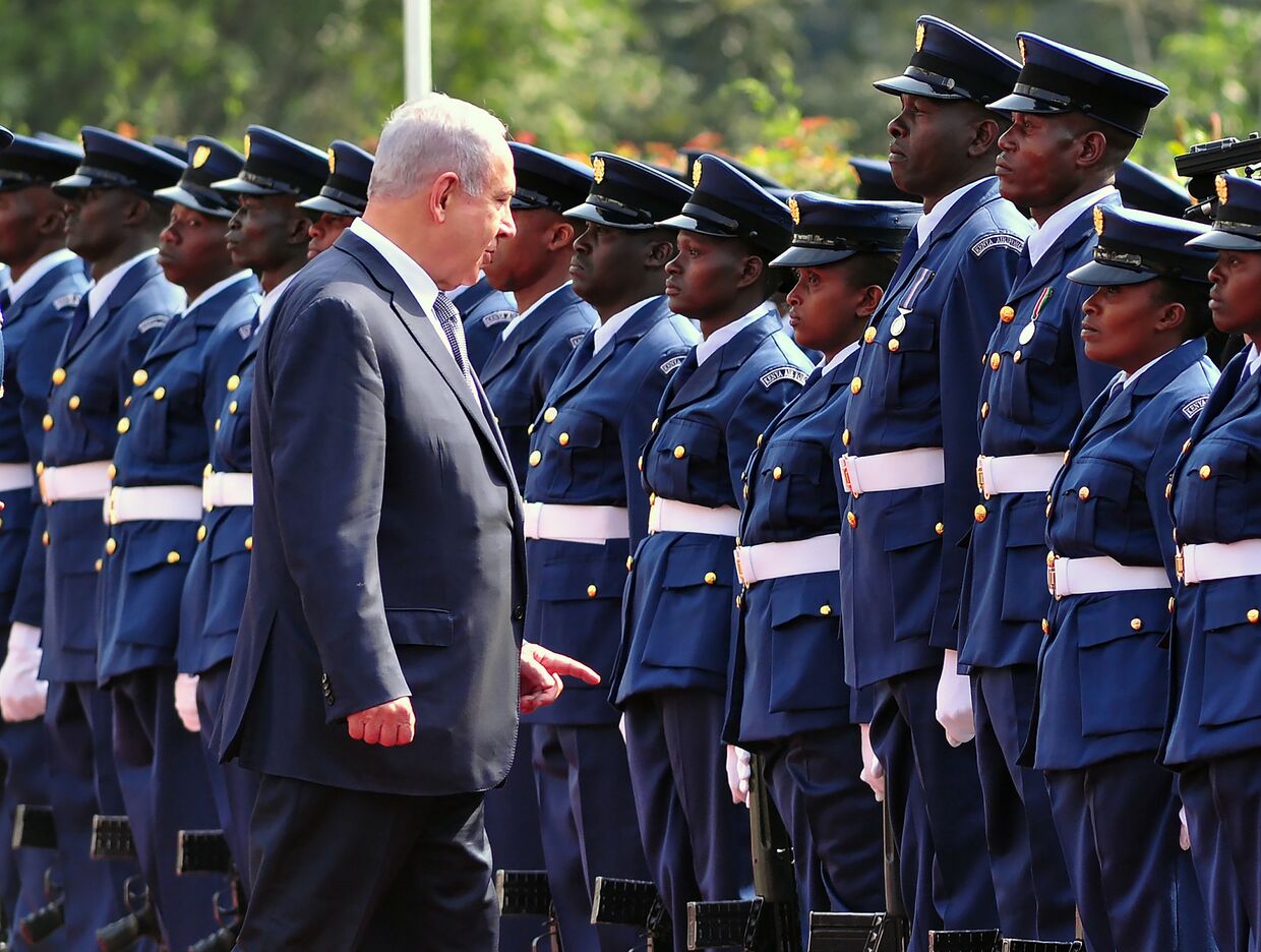 Почетный караул приветствует премьер-министра Израиля Биньямина Нетанияху в Доме правительства в Найроби