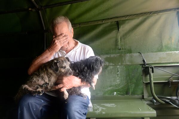Эвакуированный мужчина и его собаки, спасенные национальной гвардией США в Сайпресс-крик