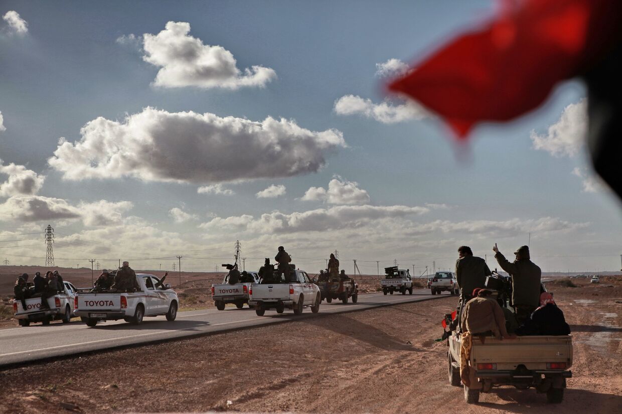 Бойцы ливийской оппозиции едут на передовую
